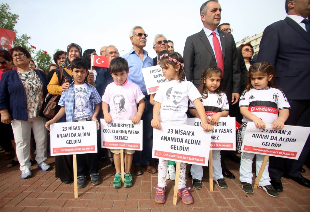 ANTALYA'DA 23 NISAN ULUSAL EGEMENLIK VE COCUK BAYRAMI KUTLAMALARI'NDA CUMHURIYET MEYDANI'NDA GERCEKLESEN ATATURK ANITI'NA CELENK SUNMA TORENI CHP'LILER PROTESTOSUNA SAHNE OLDU. TORENE PARTILILERIN COCUKLARI 23 NISAN'I KUTLAYACAGIM BANA NE, 23 NISAN'A ANAMI DA ALDIM GELDIM CUMHURIYETIN COCUKLARINA YASAK ISLEMEZ YAZILI DOVIZLERLE KATILDI.(FOTO:EMRE BAYLAN/ANTALYA-DHA)