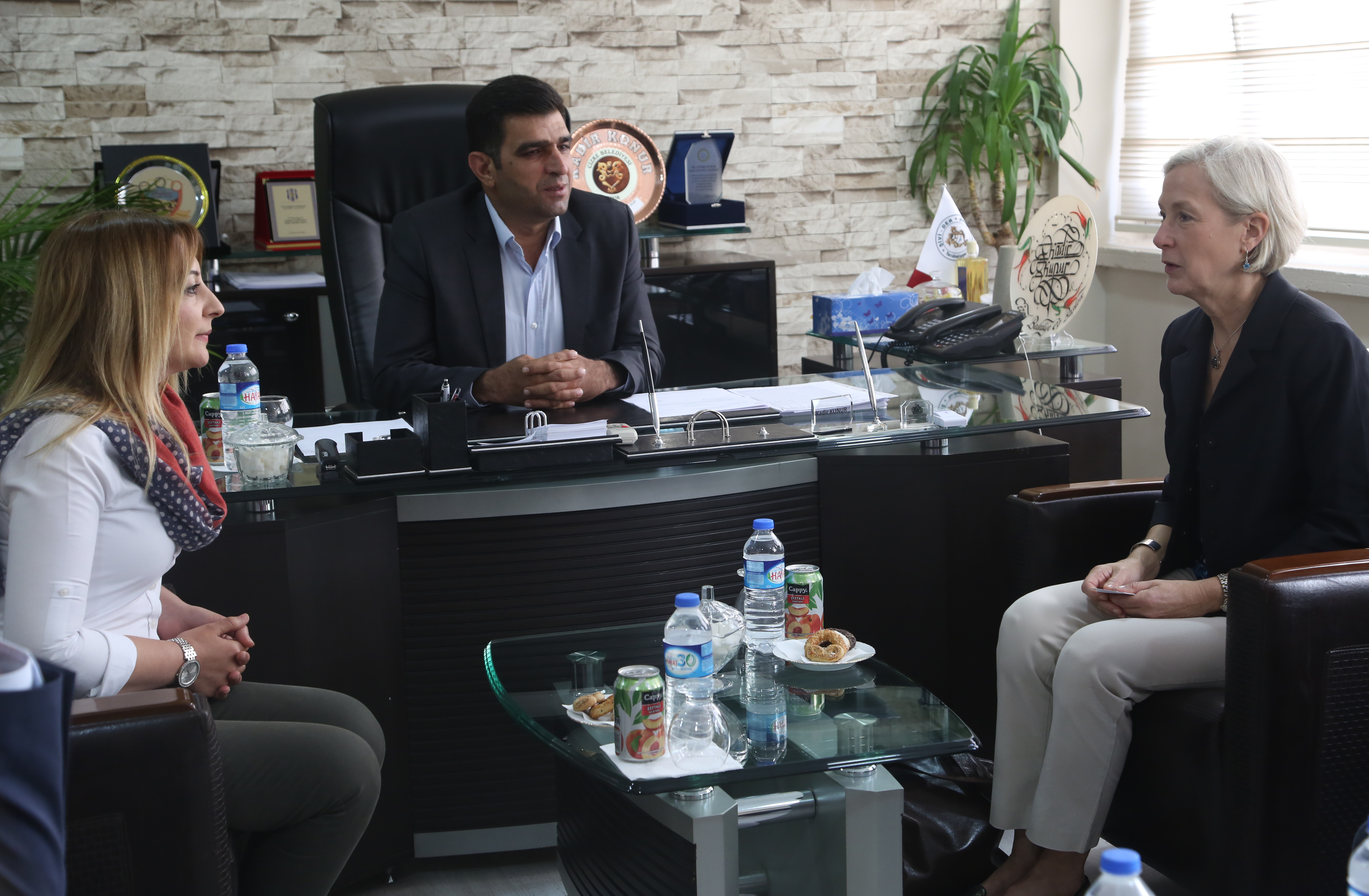 ABD’nin Adana Konsolosu Linda Stuart Specht (sağda), Şırnak'ın Cizre ilçesine ziyaret gerçekleştirdi. Specht, Belediye Başkanı Kadir Kunur (ortada) ve İçişleri Bakanlığı tarafından görevinden uzaklaştırılan eski Cizre Belediye Başkanı Leyla İmret'le (solda) görüştü.  ( Abidin Yel - Anadolu Ajansı )