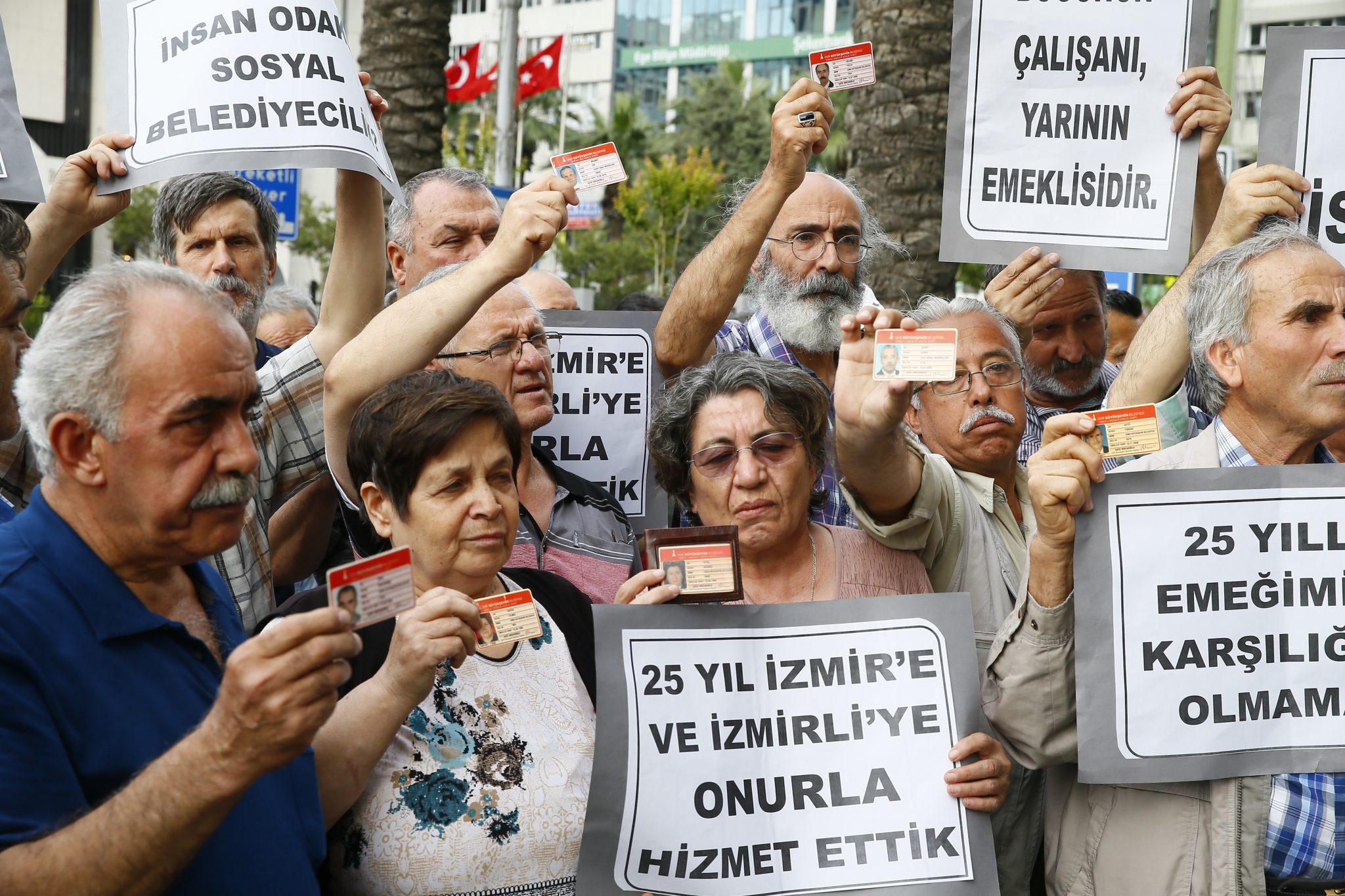 İzmir Büyükşehir Belediyesinin çeşitli birimlerinden emeklilerin ulaşım hizmetlerinden ücretsiz faydalanmasını sağlayan kartların iptali protesto edildi. Büyükşehir Belediyesi önünde bir araya gelen bir grup, emekli kimlik kartlarını göstererek çeşitli sloganlar attı, ıslıklarla belediyenin aldığı karara tepki gösterdi. ( Ramazan Ercan - Anadolu Ajansı )