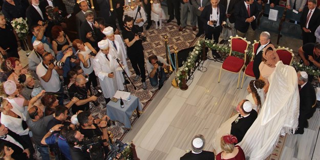 EDIRNE'DE VAKIFLAR GENEL MUDURLUGU TARAFINDAN RESTORE EDILEREK IBADETE ACILAN TARIHI BUYUK SINAGOG, 41 YIL SONRA YENIDEN BIR DUGUNE EV SAHIPLIGI YAPTI. MUSEVI CEMAATI'NIN EDIRNE'DEKI TEK TEMSILCISI ISADAMI RIFAT MITRANI'NIN ESI SARA MITRANI ILE EVLENDIGI SINAGOGDA BU KEZ AILENIN 30 YASINDAKI KIZLARI GUNES MITRANI ILE ISTANBUL MUSEVI CEMAATINDEN, ANITA VE SELIM ESENTURK'UN 34 YASINDAKI OGULLARI HARUN ESENTURK DUNYA EVINE GIRDI. DINI TORENIN ARDINDAN CIFTIN RESMI NIKAHINI EDIRNE BELEDIYE BASKANI RECEP GURKAN KIYARKEN, DUGUNE YAKLASIK 3 BIN DAVETLI KATILDI.
(FOTO:ENGIN OZMEN/EDIRNE-DHA)