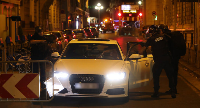 Police officers carry out checks on vehicles in the centre of French Riviera town of Nice, after a van drove into a crowd watching a fireworks display on July 14, 2016. At least 60 people are feared dead after a van drove into a crowd watching Bastille Day fireworks in the French resort of Nice on July 14, authorities said on July 15. / AFP PHOTO / Valery HACHE