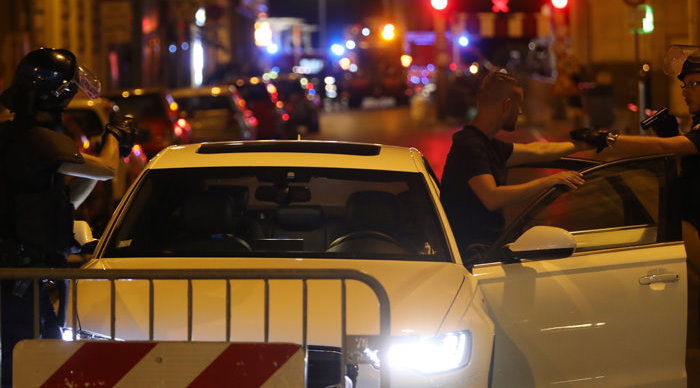 Police officers carry out checks on vehicles in the centre of French Riviera town of Nice, after a van drove into a crowd watching a fireworks display on July 14, 2016. At least 60 people are feared dead after a van drove into a crowd watching Bastille Day fireworks in the French resort of Nice on July 14, authorities said on July 15. / AFP PHOTO / Valery HACHE