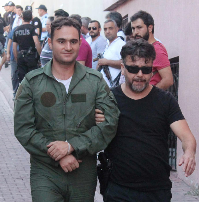 MALATYA'DA DARBE GİRİŞİMİYLE İLGİLİ SORUŞTURMA KAPSAMINDA GÖZALTINA ALINAN 39 ASKER, KAYSERİ'YE GETİRİLDİ. ASKERLER, SAĞLIK KONTROLÜNDEN GEÇİRİLDİ. (ALPARSLAN ÖTÜKEN/KAYSERİ-İHA)