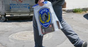 İzmir merkezli 10 ilde "Fetullahçı Terör Örgütü/Paralel Devlet Yapılanması'na (FETÖ/PDY)" yönelik operasyonda 8 zanlı gözaltına alındı. Operasyon kapsamında polis ekipleri İzmir'de bir evde arama yaptı. ( Evren Atalay - Anadolu Ajansı )