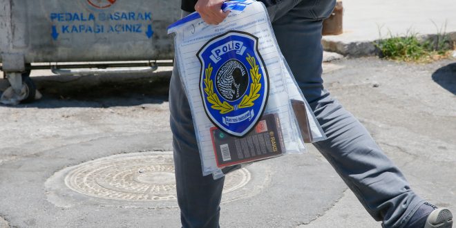 İzmir merkezli 10 ilde "Fetullahçı Terör Örgütü/Paralel Devlet Yapılanması'na (FETÖ/PDY)" yönelik operasyonda 8 zanlı gözaltına alındı. Operasyon kapsamında polis ekipleri İzmir'de bir evde arama yaptı. ( Evren Atalay - Anadolu Ajansı )