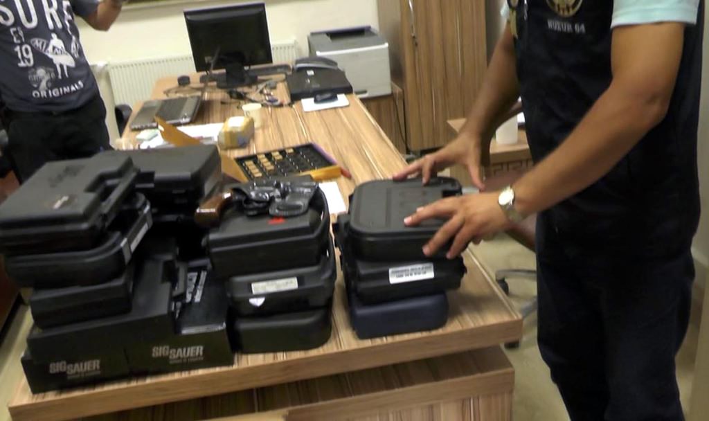 USAK'TA DARBE GIRISIMI SONRASI GOZALTINA ALINDIKTAN SONRA TUTUKLANAN SAVCI ILKER CETIN'IN EVINDE VE ODASINDA YAPILAN ARAMADA, CESITLI MARKALARDA 22 TABANCA VE BIR ADET YIVSIZ POMPALI TUFEKLE 34 ADET MERMI ELE GECIRILDI. (FOTOGRAF: DHA - USAK)