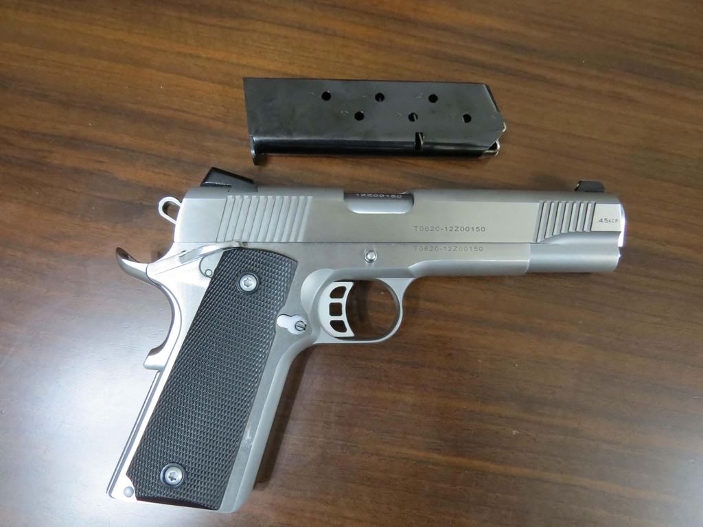 USAK'TA DARBE GIRISIMI SONRASI GOZALTINA ALINDIKTAN SONRA TUTUKLANAN SAVCI ILKER CETIN'IN EVINDE VE ODASINDA YAPILAN ARAMADA, CESITLI MARKALARDA 22 TABANCA VE BIR ADET YIVSIZ POMPALI TUFEKLE 34 ADET MERMI ELE GECIRILDI. (FOTOGRAF: DHA - USAK)