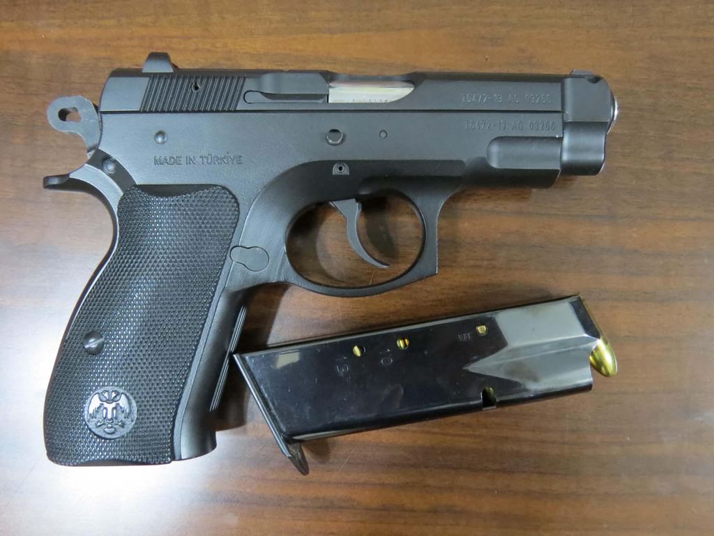 USAK'TA DARBE GIRISIMI SONRASI GOZALTINA ALINDIKTAN SONRA TUTUKLANAN SAVCI ILKER CETIN'IN EVINDE VE ODASINDA YAPILAN ARAMADA, CESITLI MARKALARDA 22 TABANCA VE BIR ADET YIVSIZ POMPALI TUFEKLE 34 ADET MERMI ELE GECIRILDI. (FOTOGRAF: DHA - USAK)