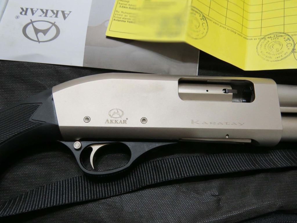 USAK'TA DARBE GIRISIMI SONRASI GOZALTINA ALINDIKTAN SONRA TUTUKLANAN SAVCI ILKER CETIN'IN EVINDE VE ODASINDA YAPILAN ARAMADA, CESITLI MARKALARDA 22 TABANCA VE BIR ADET YIVSIZ POMPALI TUFEKLE 34 ADET MERMI ELE GECIRILDI. (FOTOGRAF: DHA - USAK)