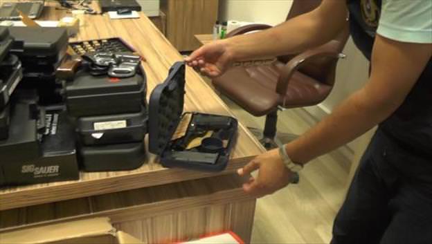 Diyarbakýr eski Baþsavcý vekili ve HSYK 1. Sýra Yedek üyesi olan Cumhuriyet Savcýsý Ýlker Çetin'in evinde ve adliyedeki odasýnda ise 22 tabanca ve bir pompalý tüfek bulundu.