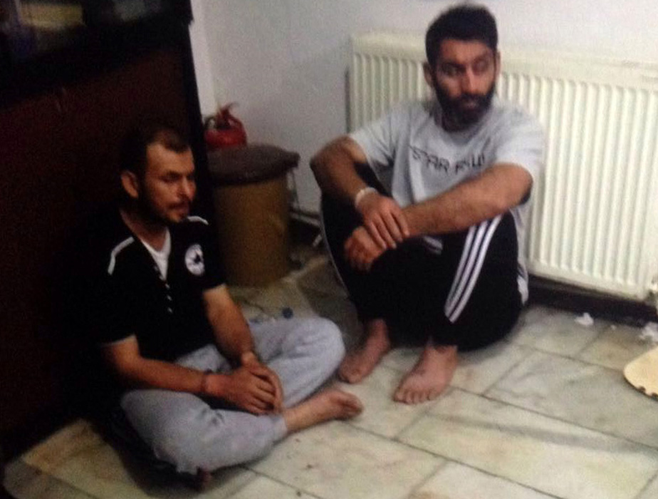 FETÖ'nün darbe girişimi sırasında Cumhurbaşkanı Recep Tayyip Erdoğan'ın ayrılmasının ardından, Marmaris'te konakladığı otele saldırı düzenleyenler arasında bulunan ve Muğla'nın Ula ilçesinde yakalanan 9 askerden bazılarının, Çetibeli Jandarma Karakolu'ndaki gözaltı fotoğrafları ortaya çıktı. Darbeci askerlerden ikisi fotoğrafta görülüyor. ( AA - Anadolu Ajansı )