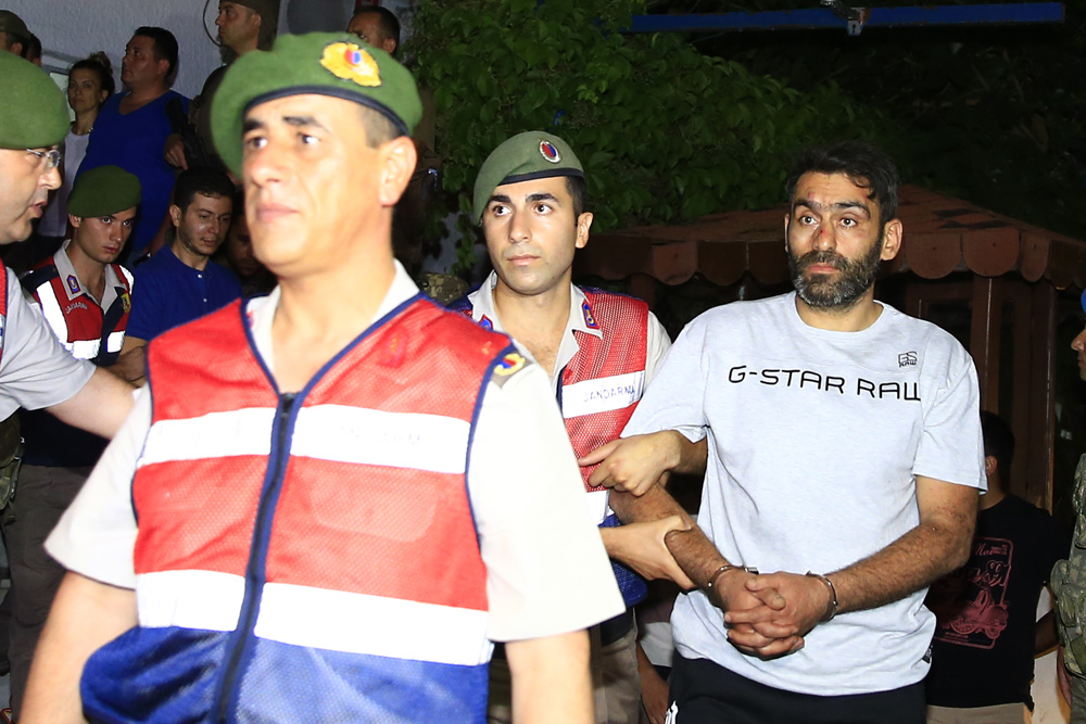 FETÖ'nün darbe girişimi sırasında Cumhurbaşkanı Recep Tayyip Erdoğan'ın ayrılmasının ardından, Marmaris'te konakladığı otele saldırı düzenleyenler arasında bulunan ve Muğla'nın Ula ilçesinde yakalanan 9 asker, Çetibeli Jandarma Karakolu'ndaki işlemlerinin ardından Muğla'ya gönderildi. ( Mustafa Çiftçi - Anadolu Ajansı )