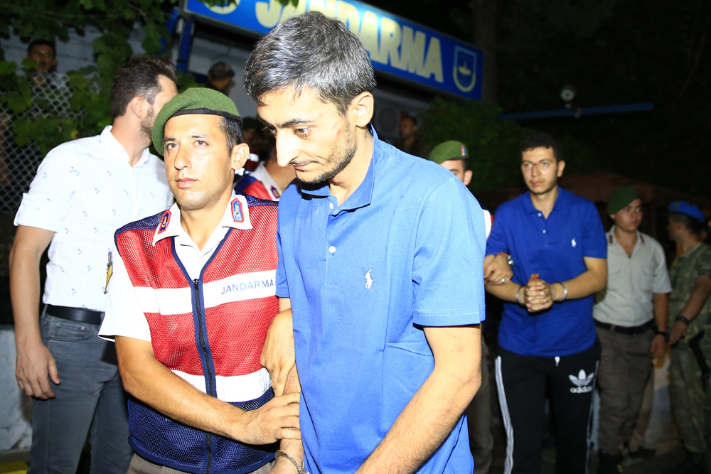 FETÖ'nün darbe girişimi sırasında Cumhurbaşkanı Recep Tayyip Erdoğan'ın ayrılmasının ardından, Marmaris'te konakladığı otele saldırı düzenleyenler arasında bulunan ve Muğla'nın Ula ilçesinde yakalanan 9 asker, Çetibeli Jandarma Karakolu'ndaki işlemlerinin ardından Muğla'ya gönderildi. ( Mustafa Çiftçi - Anadolu Ajansı )