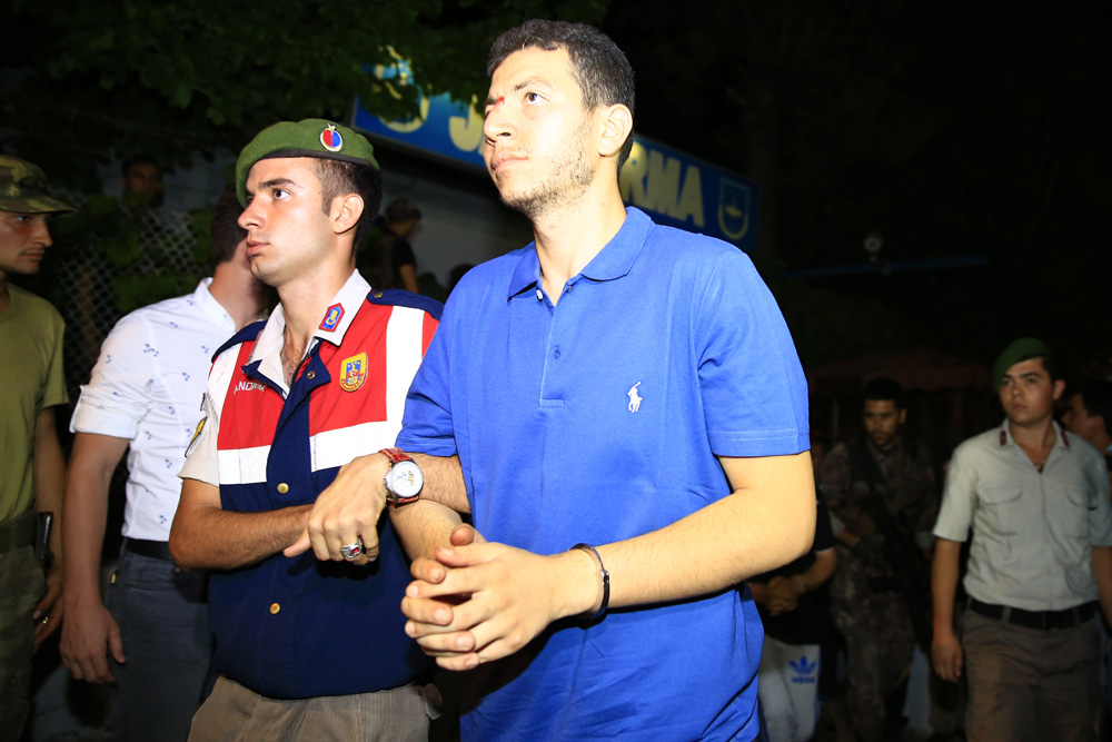 FETÖ'nün darbe girişimi sırasında Cumhurbaşkanı Recep Tayyip Erdoğan'ın ayrılmasının ardından, Marmaris'te konakladığı otele saldırı düzenleyenler arasında bulunan ve Muğla'nın Ula ilçesinde yakalanan 9 asker, Çetibeli Jandarma Karakolu'ndaki işlemlerinin ardından Muğla'ya gönderildi. ( Mustafa Çiftçi - Anadolu Ajansı )