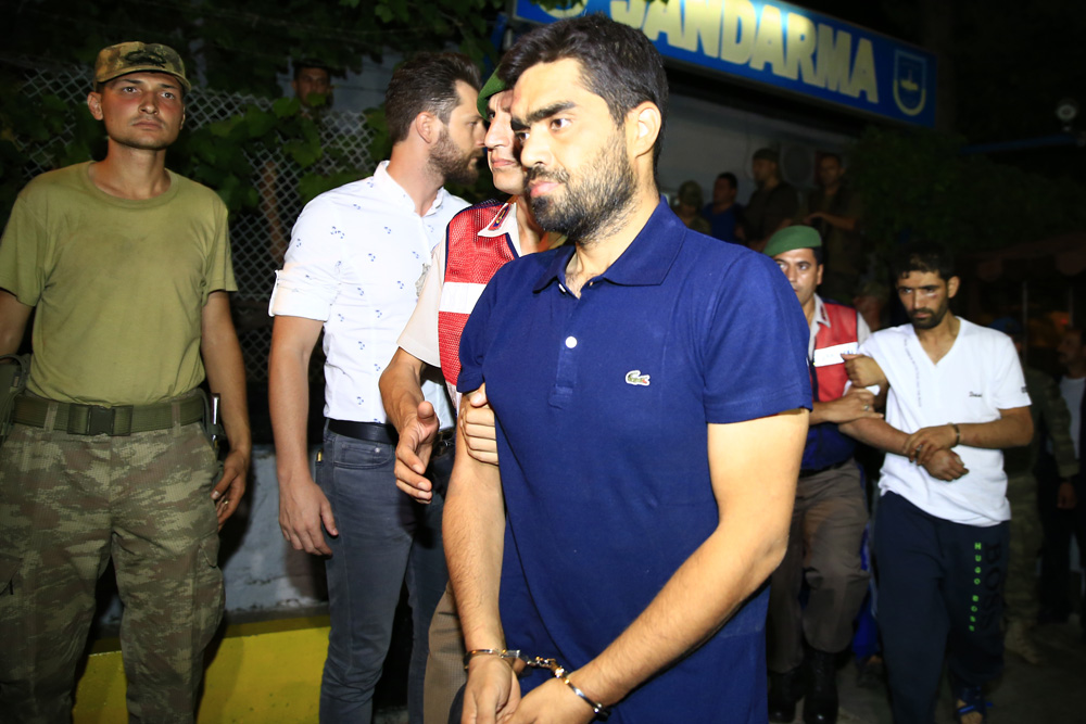 FETÖ'nün darbe girişimi sırasında Cumhurbaşkanı Recep Tayyip Erdoğan'ın ayrılmasının ardından, Marmaris'te konakladığı otele saldırı düzenleyenler arasında bulunan ve Muğla'nın Ula ilçesinde yakalanan 9 asker, Çetibeli Jandarma Karakolu'ndaki işlemlerinin ardından Muğla'ya gönderildi. ( Mustafa Çiftçi - Anadolu Ajansı )