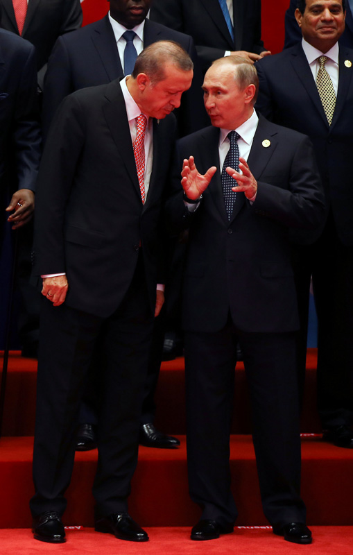 Russian President Vladimir Putin (R) talks with Turkey's President Erdogan as they pose for a group picture during the G20 Summit in Hangzhou, Zhejiang province, China September 4, 2016. REUTERS/Damir Sagolj