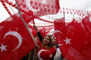 Supporters of Turkish President Tayyip Erdogan wave Turkey's national flags as they wait for the start of a rally for the upcoming referendum in the Kurdish-dominated southeastern city of Diyarbakir, Turkey, April 1, 2017. REUTERS/Murad Sezer