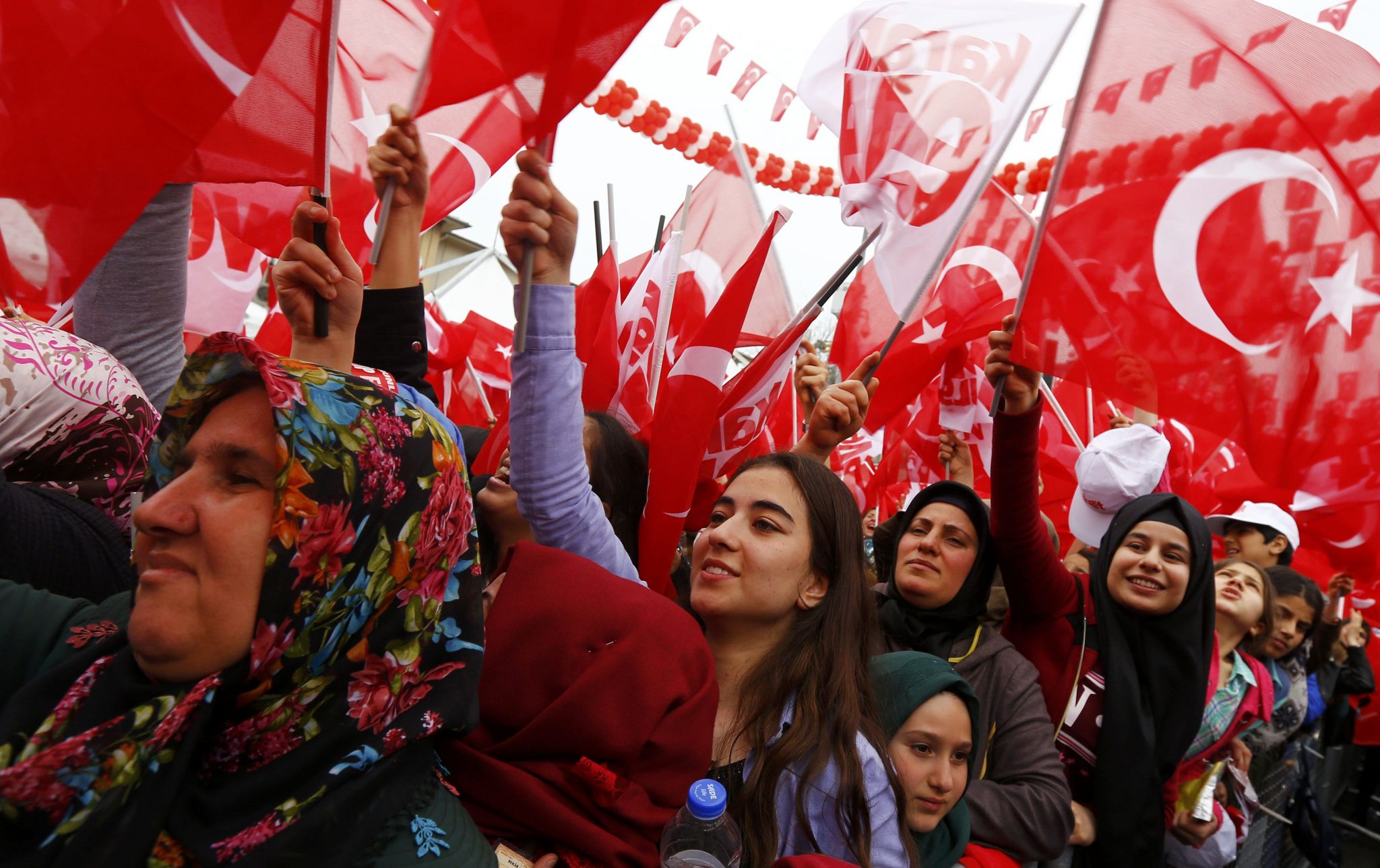 Supporters of Turkish President Tayyip Erdogan wave Turkey's national flags as they wait for the start of a rally for the upcoming referendum in the Kurdish-dominated southeastern city of Diyarbakir, Turkey, April 1, 2017. REUTERS/Murad Sezer